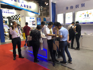 草莓视频二维码下载地址展台现场图