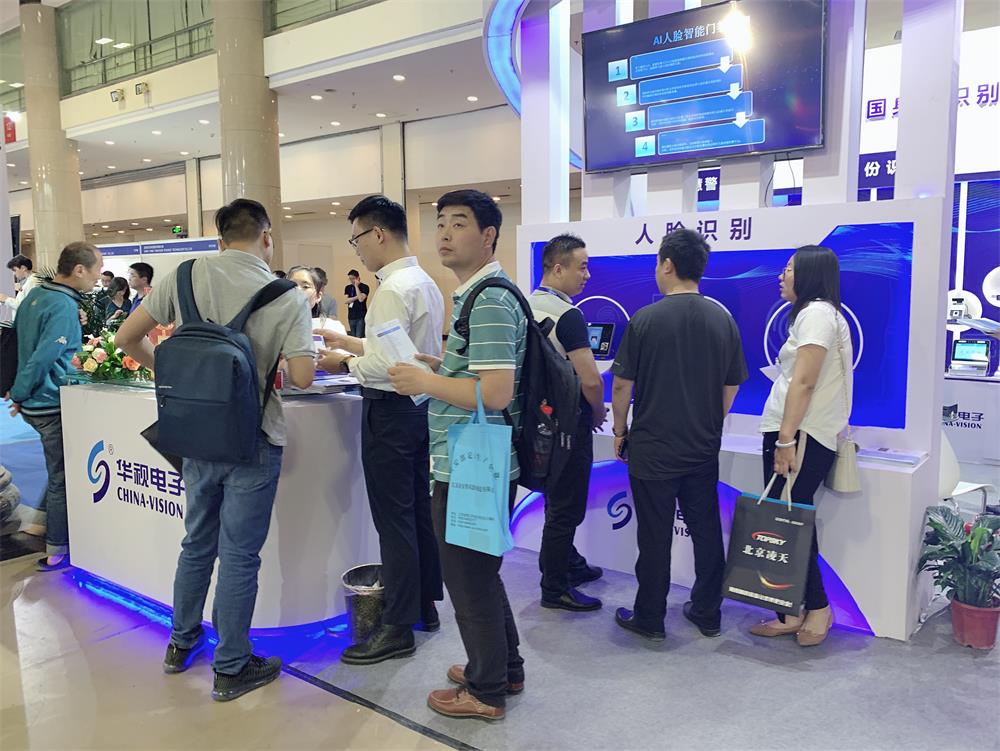草莓视频二维码下载地址展台现场