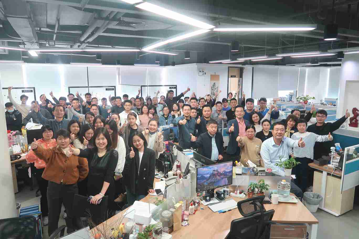 草莓视频二维码下载地址深圳总部合照